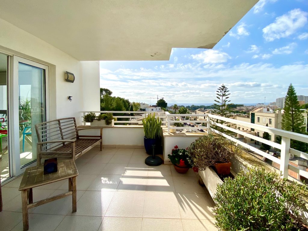 Ref 2038; Bright apartment with terrace and sea views for sale in La Bonanova