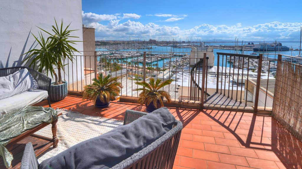 Ref 1674; Renovated house with garage and 2 apartments with sea view for sale in Palma El Terreno