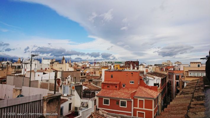 Ref 1639; Investment! Old town building with 5 apartments and business premises in Palma for sale