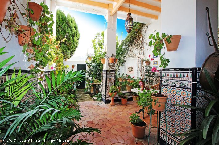 Ref 1604; Wonderful villa with charm, guest house and sea views in the bohemian district of El Terreno in Palm