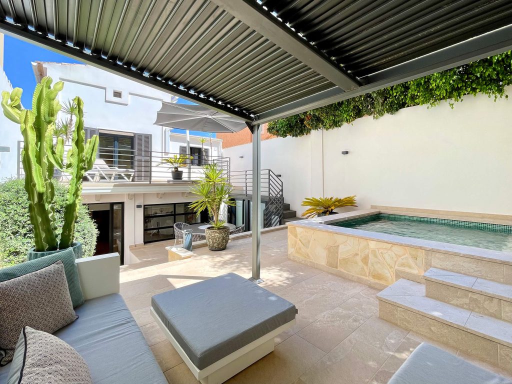 Referens 2022; Totalrenoverad kosmopolitisk villa i den vackra stadsdelen El Terreno med garage till salu