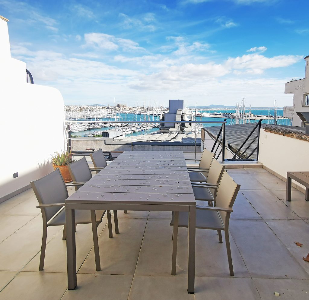 Ref 1932; Renoverat hus med terrasser och med spektakulär havsutsikt i El Terreno Plaza Gomila till salu