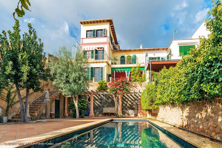 Referens 1496; Renoverad villa i bohemisk stil och havsutsikt i konstnärens distrikt Palma El Terreno till salu