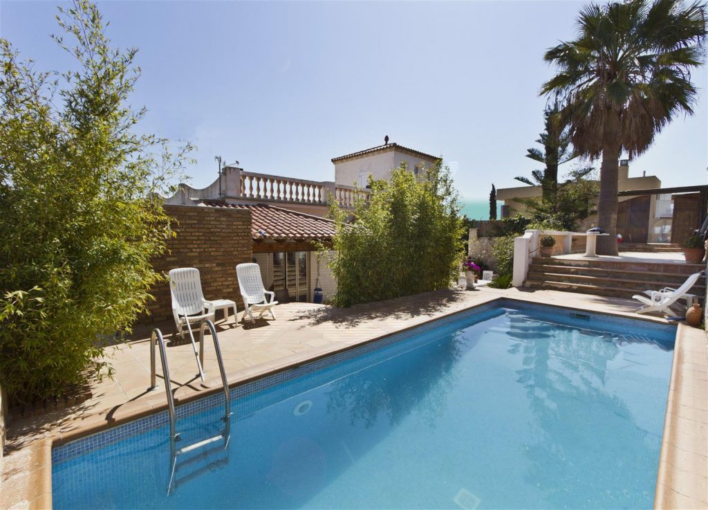 Ref 1170; Investition! Penthouse Investment! Mansion-style penthouse with gigantic sea views in Genova for sale