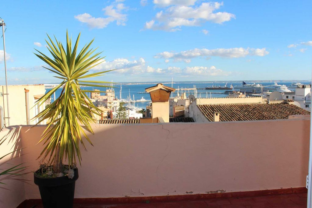 Referens 1990; Renoverad lägenhet med havsutsikt och parkeringsplats till salu i El Terreno