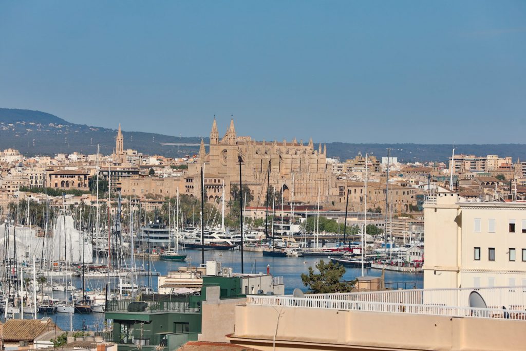 Ref 2018; Duplex apartment with sea views, parking and private pool