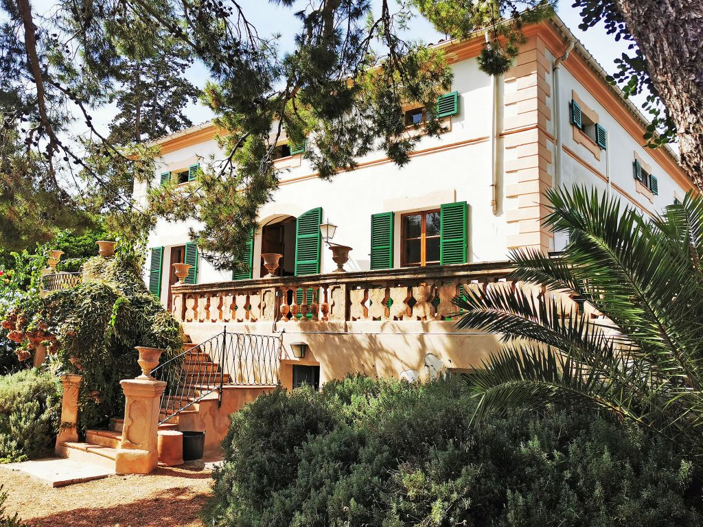 Ref 1830: Unique mansion with guest house, swimming pool and dreamlike garden in Palma for sale