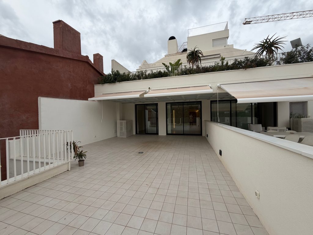 Ref 2086; Modern 2 bedroom apartment for rent in Plaza Gomila