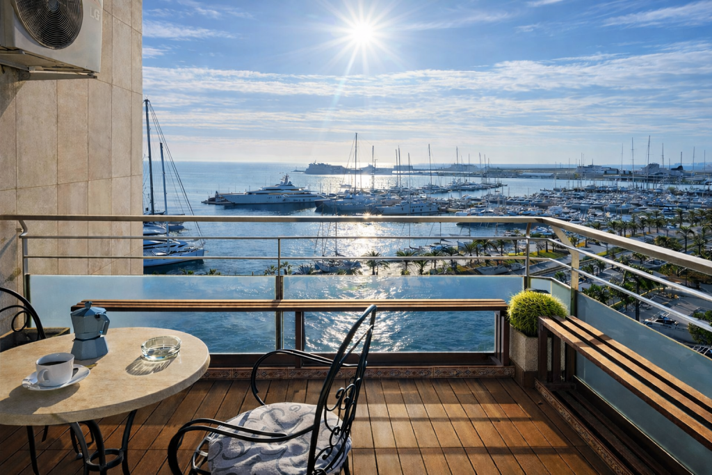 Ref 2093; Renoviertes Apartment mit spektakulärem Meer-Hafenblick in Palma zum Kauf