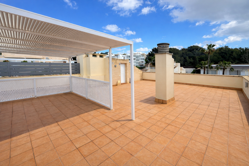Ref 2099; Well-kept penthouse with pool and parking space for rent in Bonanova